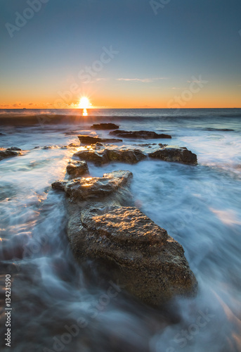 Aparece el sol en el horizonte en la costa del Mediterr  neo.