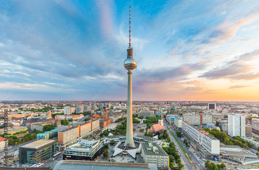 Fototapeta premium Berlin linia horyzontu z TV wierza przy zmierzchem, Niemcy