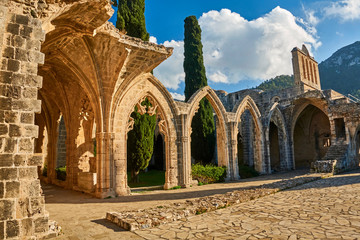 Fotobehang Cyprus Bellapais abdij in Noord-Cyprus  © SJ Travel Footage