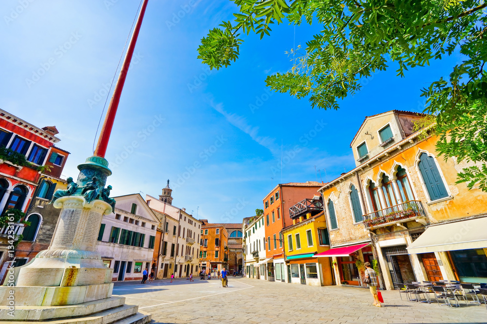 Obraz premium View of the colorful Venetian houses on a square in Venice