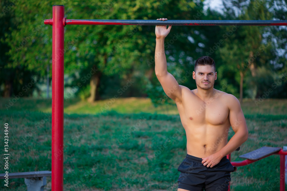 Obraz premium Happy, young, good looking guy exercising in nature