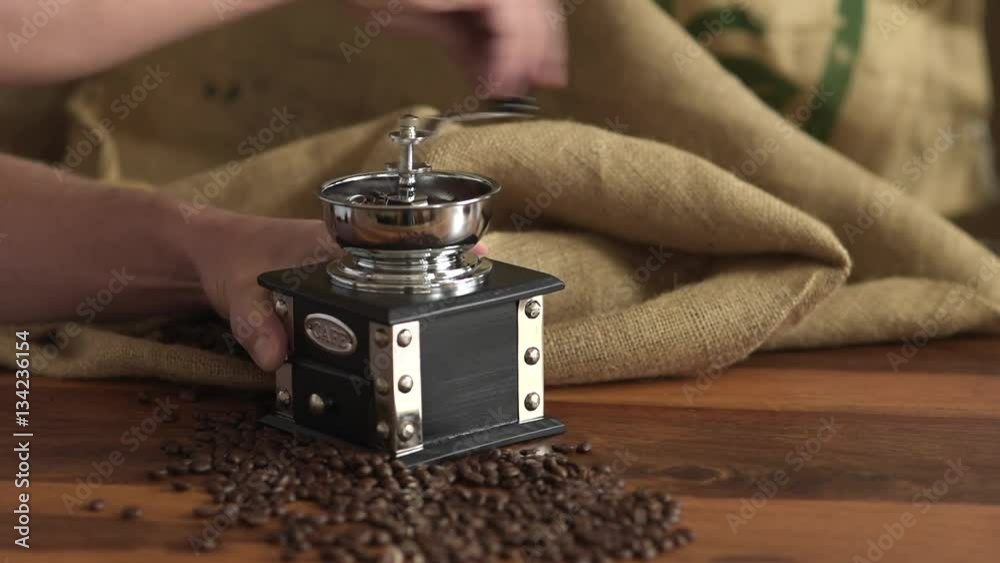 Kaffee mahlen - Jutesack, Kaffeebohnen und nostalgische Kaffeemühle. Mit Ton