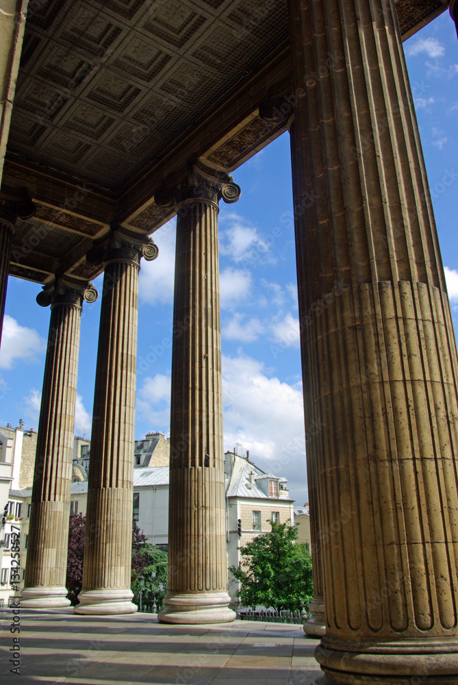 Portique à colonnes de l'église Saint-Vincent-de-Paul de Paris Portique à colonnes de l'église Saint-Vincent-de-Paul de Paris
