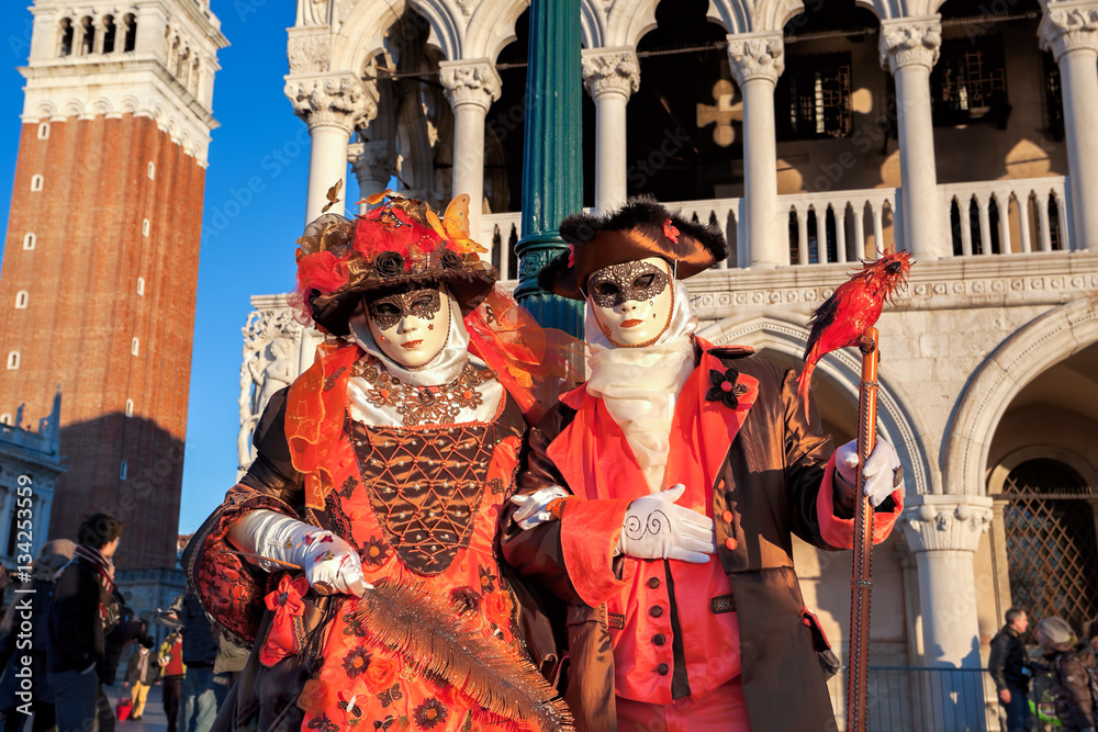 Obraz premium Beautiful carnival mask on San Marco square in Venice, Italy