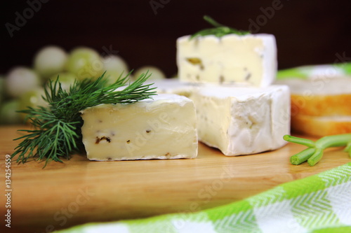 сыр камамбер с зеленью,виноградом и багетом