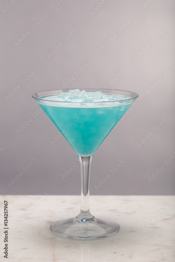 Cocktail med marmor bordsyta och ljus tonad bakgrund