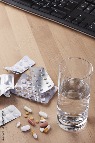 Tabletten einnehmen mit Wasser Der Burnout Ist da