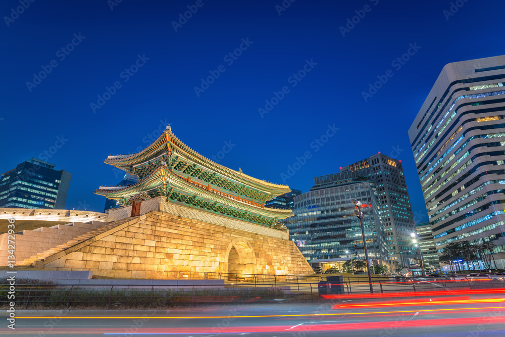 Naklejka premium Brama Namdaemun i panoramę miasta Seul w nocy, Seul, Korea Południowa