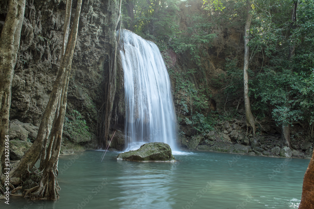 Fototapeta premium Wodospady Erawan są duże i piękne w prowincji Kanchanaburi Tajlandia ma duży ogród z pięknymi drzewami.