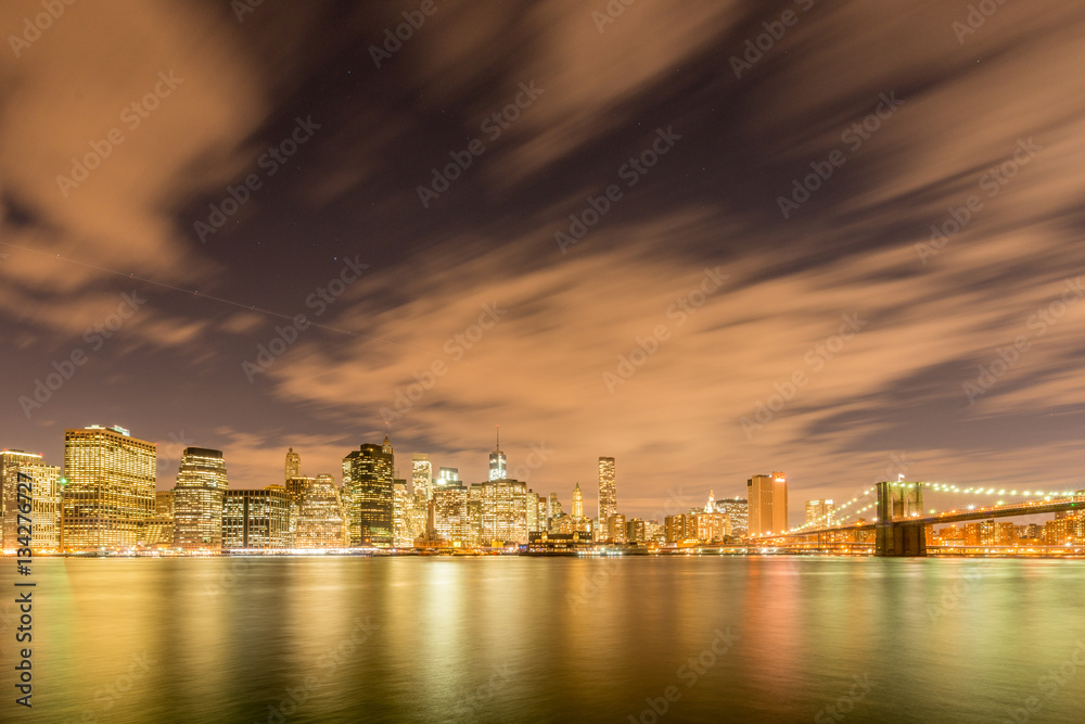 Fototapeta premium Night view of Manhattan and Brooklyn bridge