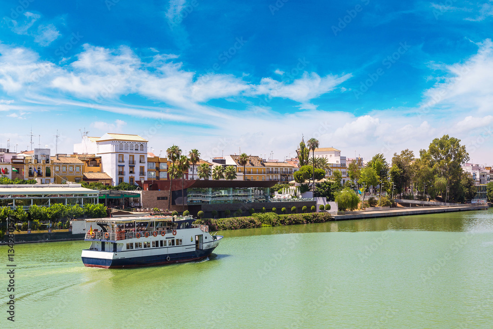 Naklejka premium Guadalquivir river in Sevilla
