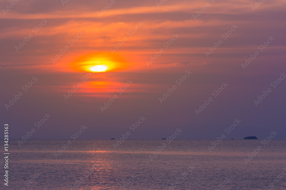 Fototapeta premium Beautiful sunset over sea