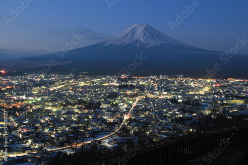 富士吉田市の夜景と富士山