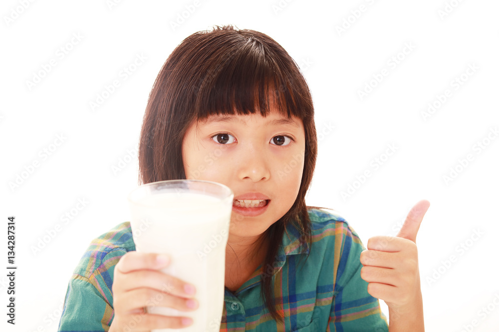 牛乳を飲む笑顔の女の子
牛乳を飲む笑顔の女の子
