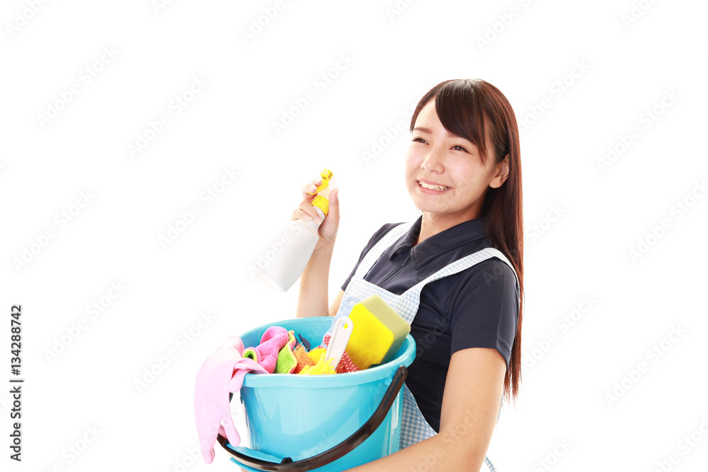 お掃除をする女性
お掃除をする女性