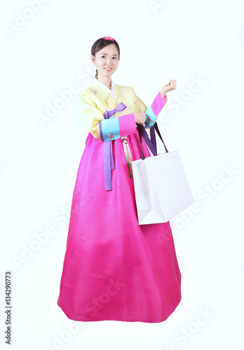 한국의 전통의상을 입은 여자