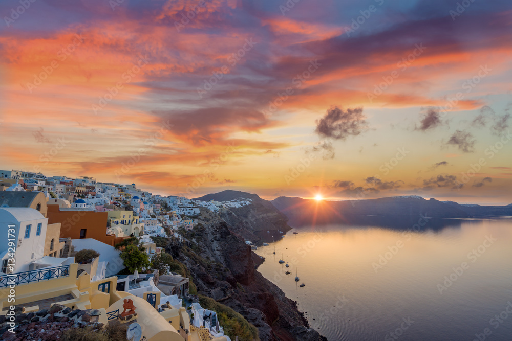 Naklejka premium Old Town of Oia or Ia on the island Santorini