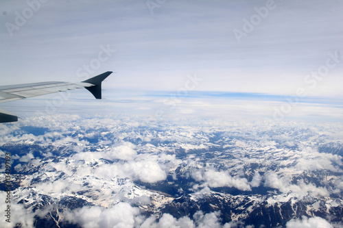 panorama volo in aereo nuvole e paesi © frrlbt