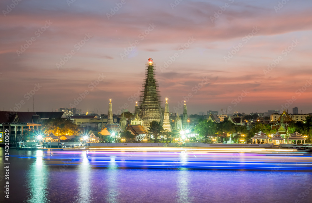 Obraz premium Temple of Dawn pagoda under twilight sky