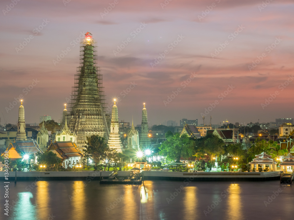 Obraz premium Temple of Dawn pagoda under twilight sky