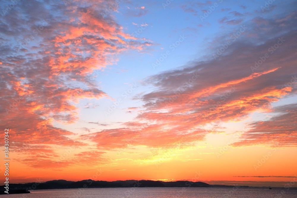 青空に紅に染まる日の出時の雲
江の島の日の出の空が美しい。
