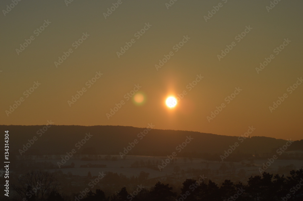 Winterliche Abendsonne steht über dem Horizont Winterliche Abendsonne steht über dem Horizont