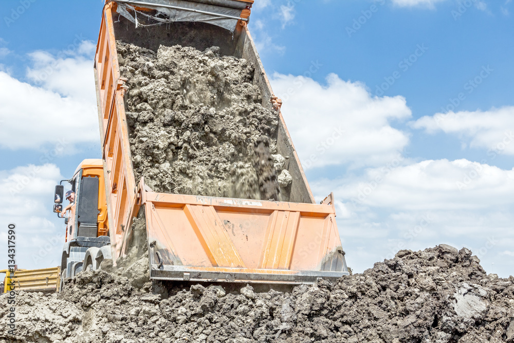 Obraz premium Dump truck is unloading soil