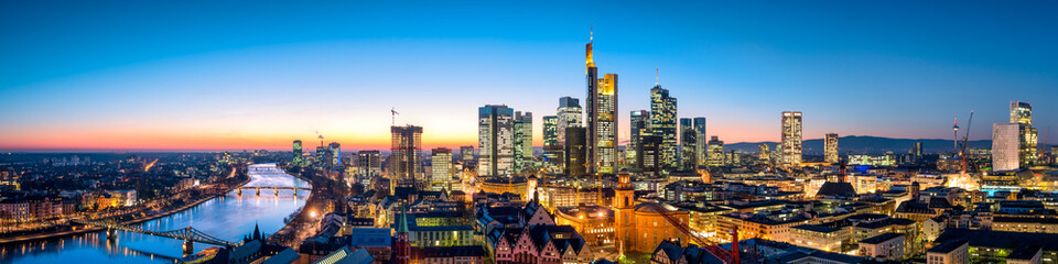 Frankfurt Skyline am Abend