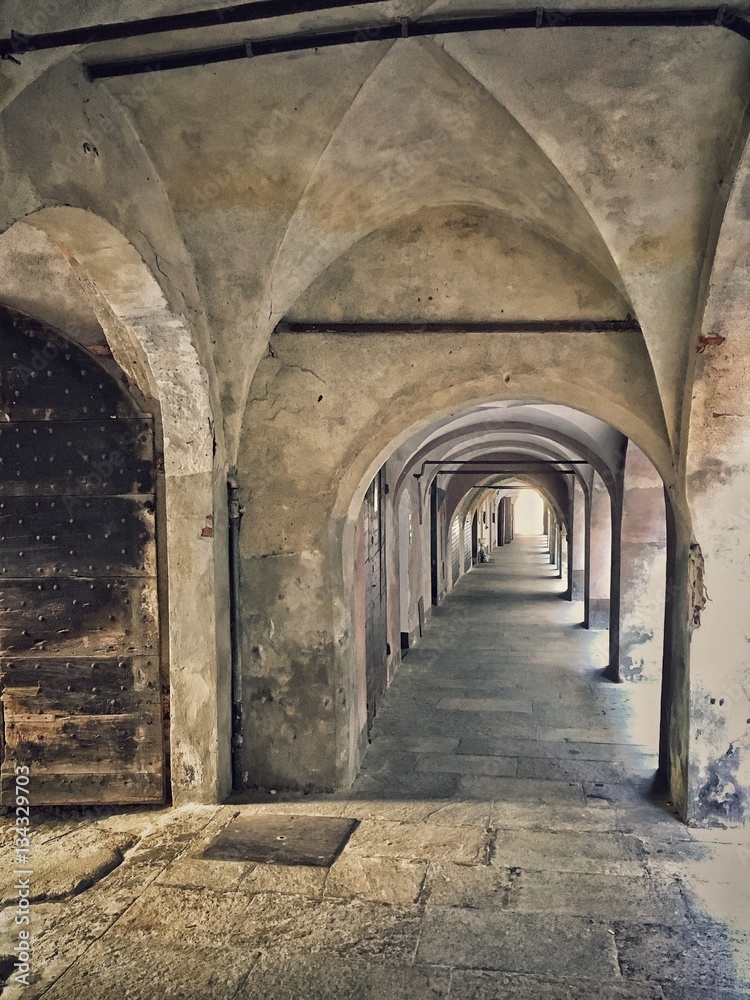 vecchi portici nel centro storico di Saluzzo