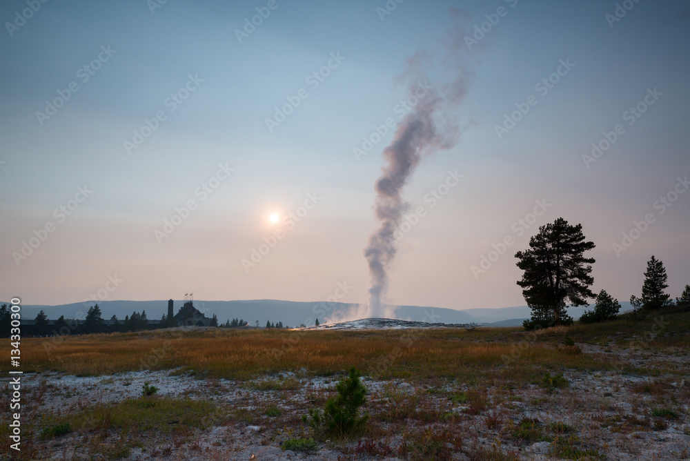 Obraz premium Steam rising from Old Faithful 