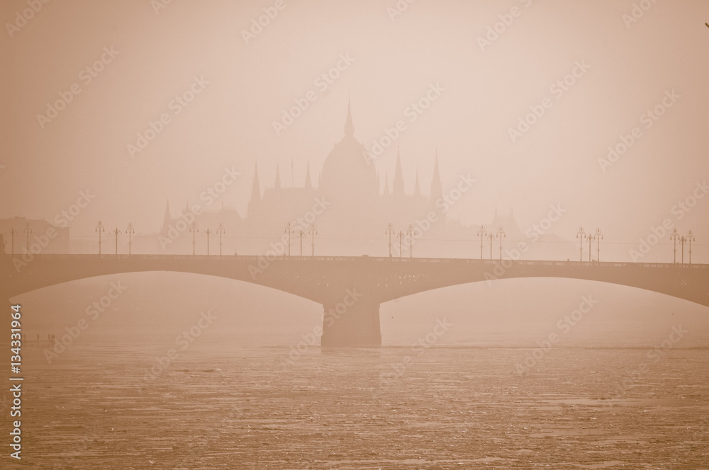 Naklejka premium Smog settled over Budapest
