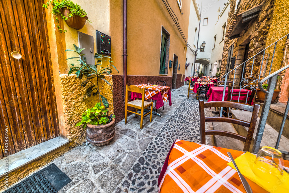 Obraz premium Rustic tables in Castelsardo