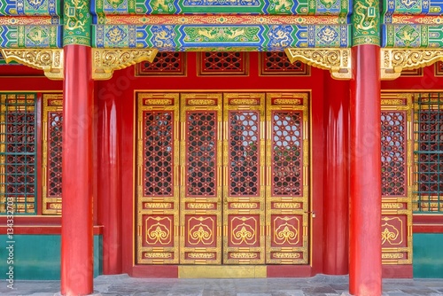 Gateway with red Chinese doors © Sved Oliver
