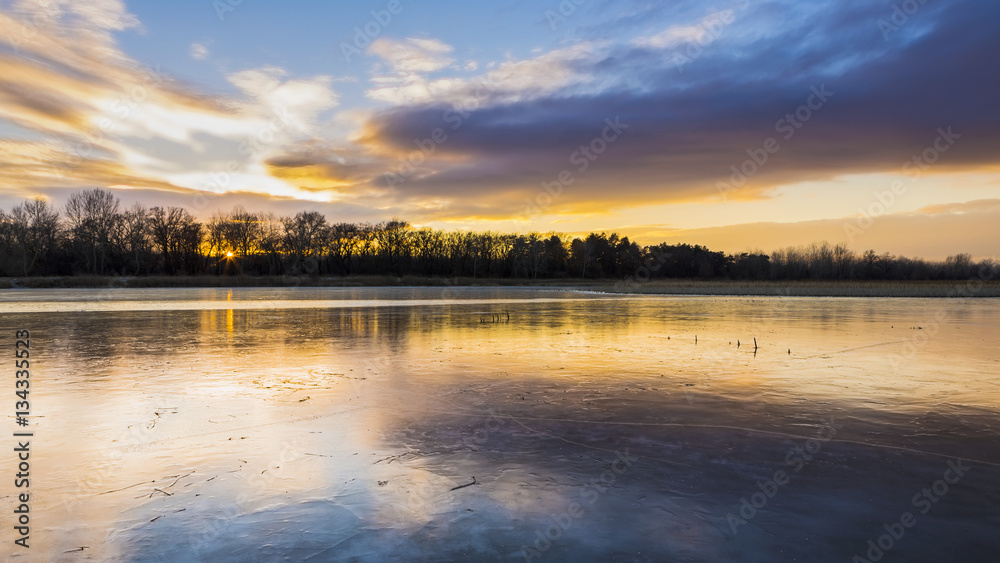 Obraz premium Frozen lake in winter beautiful colors.