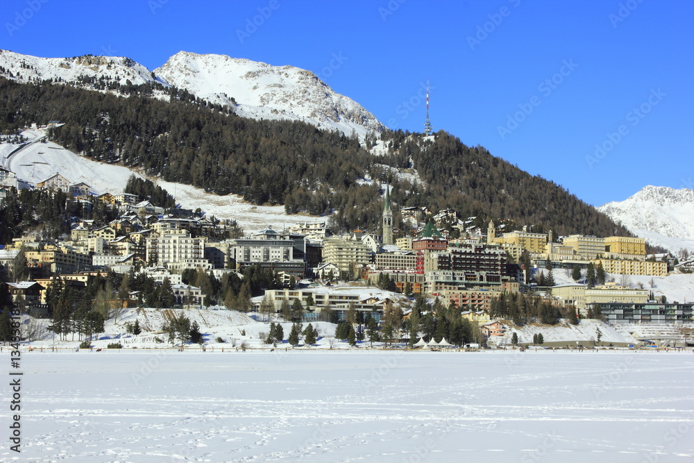 St. Moritz mit zugefrorenem Moritzer See