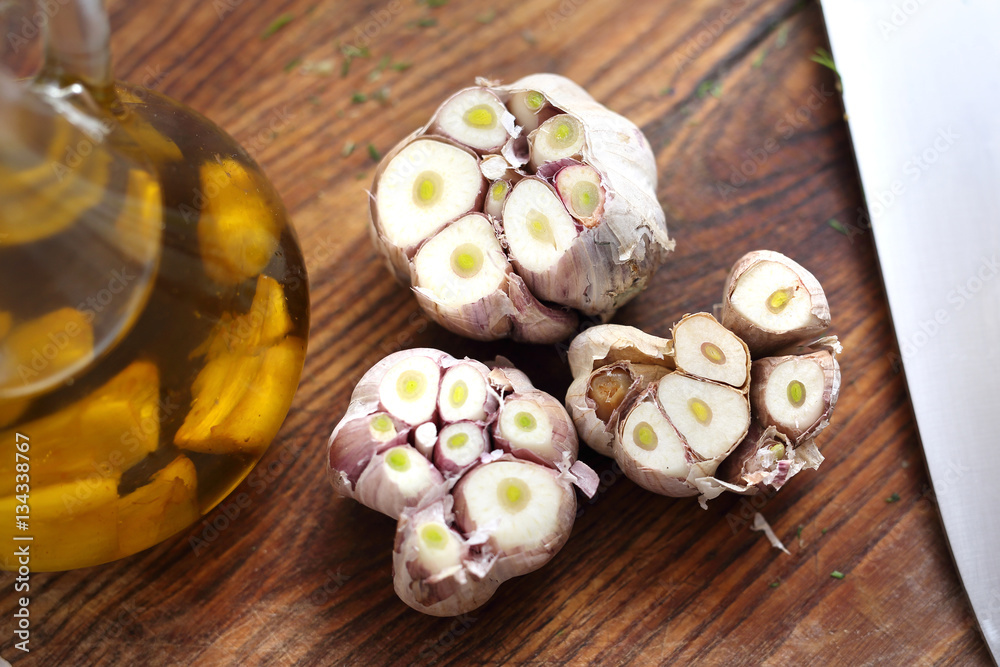 Oliwa z oliwek z ząbkami czosnku   