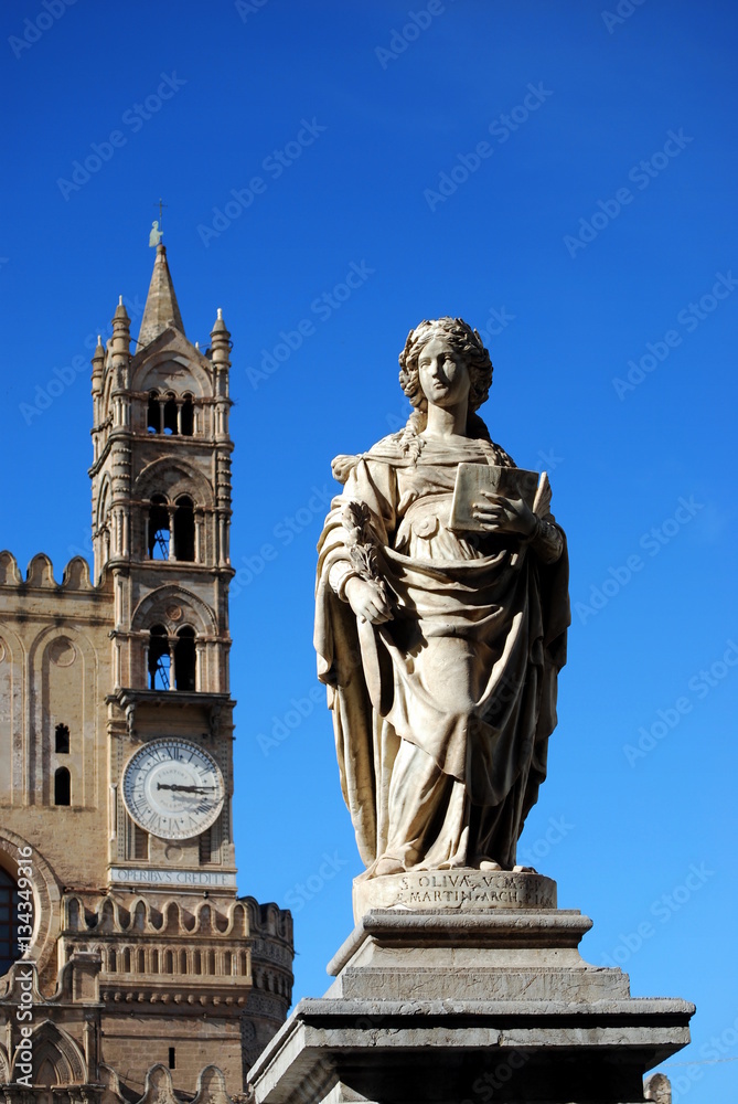 Scorcio su uno dei campanili della Cattedrale di Palermo
