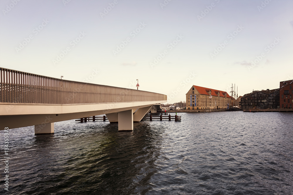 Obraz premium Copenhagen Inner Harbour bridge