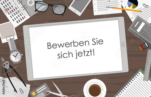 Bewerben Sie sich jetzt - Tablet auf Schreibtisch