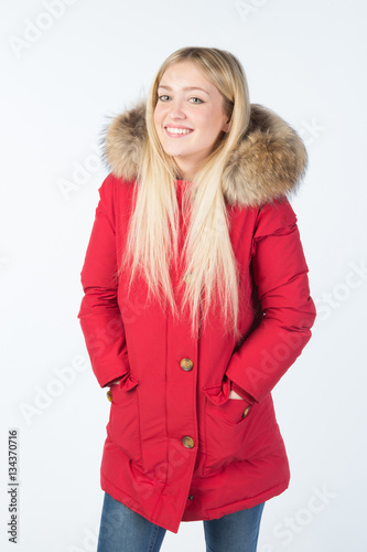 Bellissima ragazza bionda sorridente  con cappotto rosso  photo