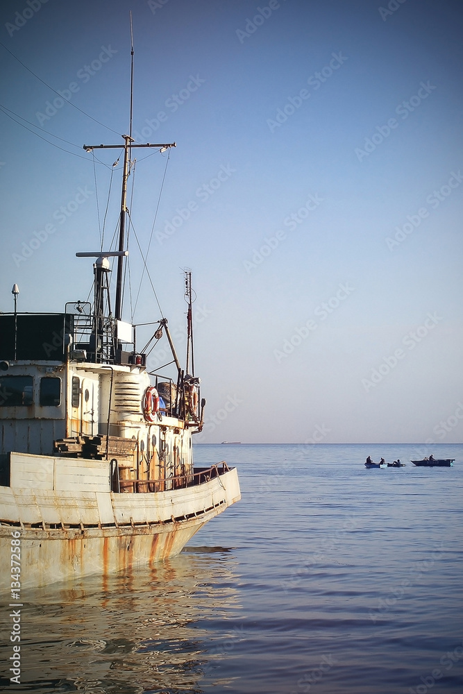 Naklejka premium Old Fishing Ship