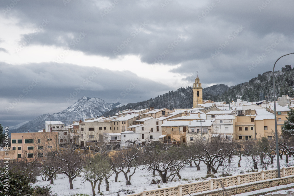 Fototapeta premium Paisaje de Benifallim (Alicante) durante una nevada histórica y extraordinaria