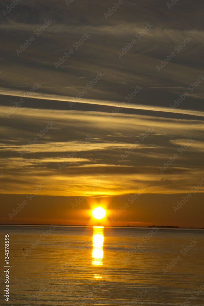 Fototapeta premium sol en el mar