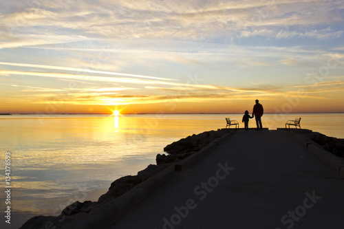 padre e hijo amanecen
