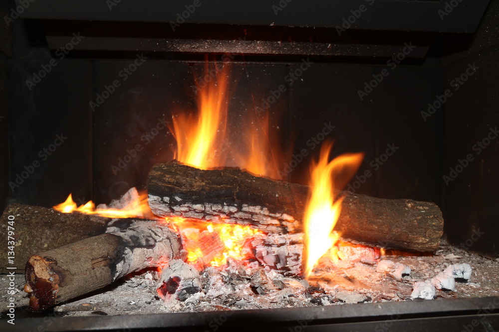 Chimenea en casa con fuego de leña Chimenea en casa con fuego de leña