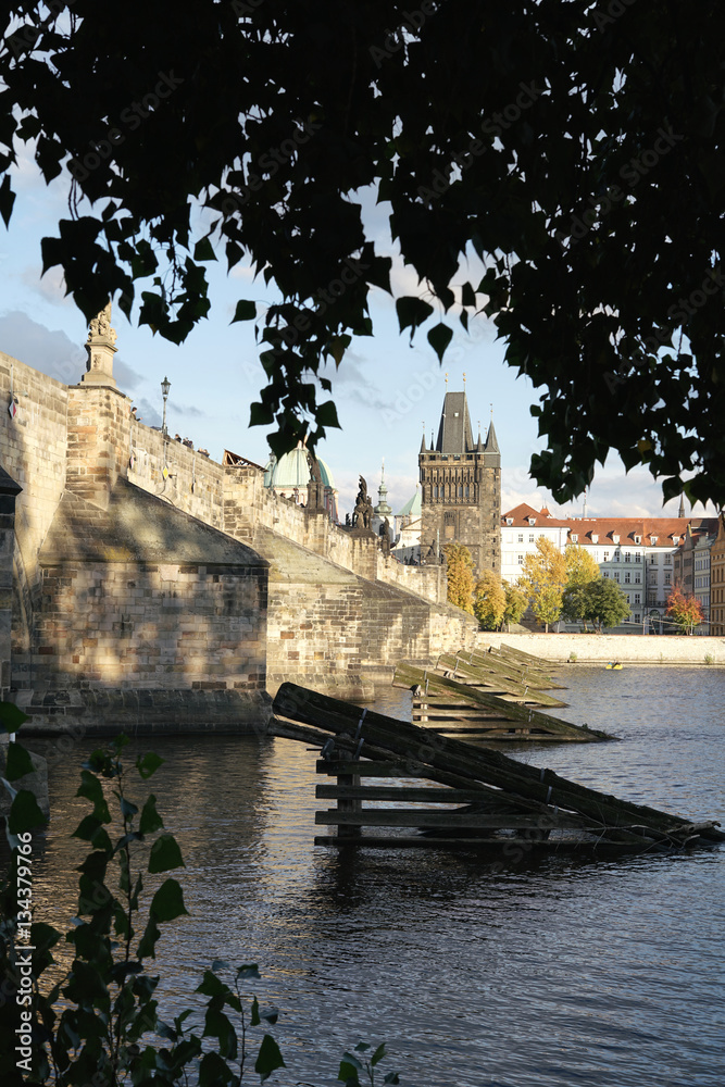 historische Karlsbrücke über den Fluss Moldau in Prag