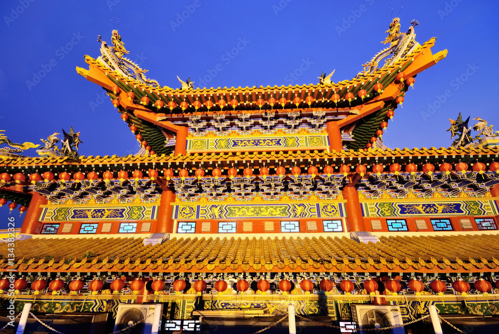 Fototapeta premium Thean hou temple roof decorated with Chinese lanterns