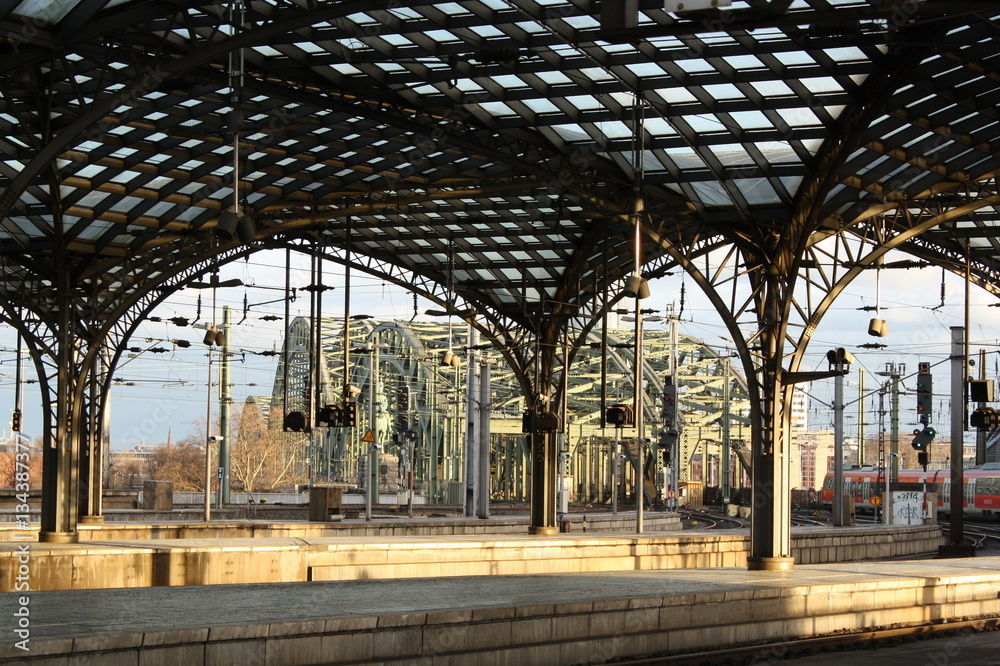 Bahnhof Köln StockFoto Adobe Stock