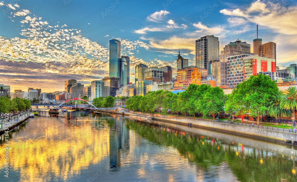 Naklejka premium Zachód słońca nad rzeką Yarra w Melbourne w Australii