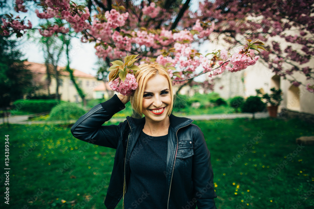 beautiful blonde near Sakura